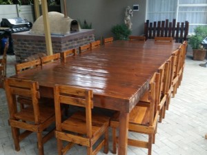 DIY Recycled Pallet Dining Tables