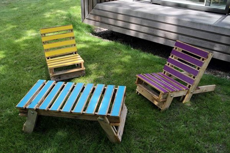 Pallet Lounge Chairs with Table