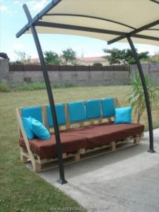 Unique Pallet Garden Sofa