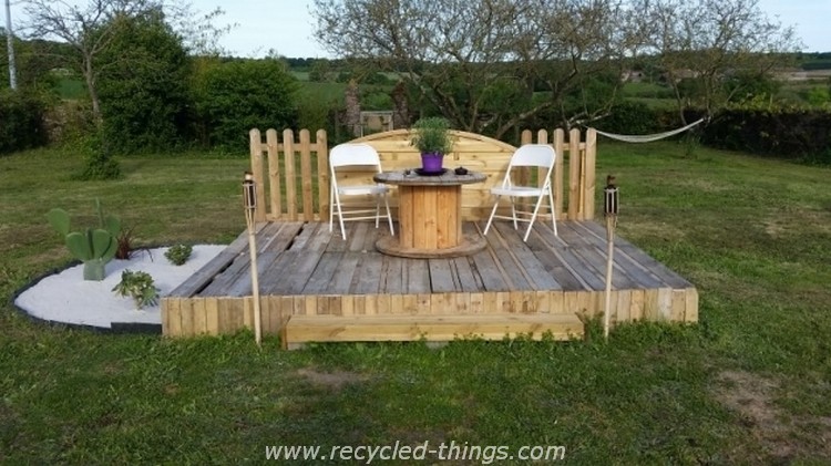 Garden Deck Bed with Wooden Pallets