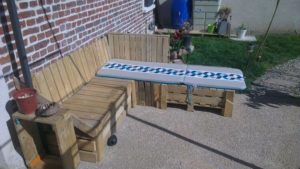 Wood Pallet Garden Couch and Side Table